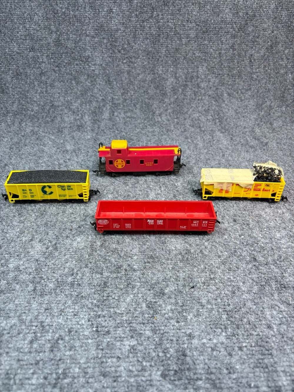Lionel HO Gauge Model Train Car Lot of 4 - Santa Fe Caboose, gondola 2 hoppers